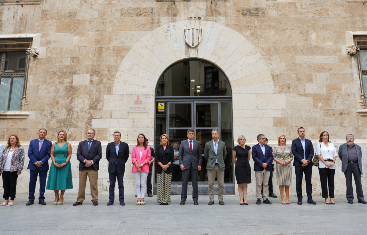 Minuto de silencio ante el Palau de la Generalitat